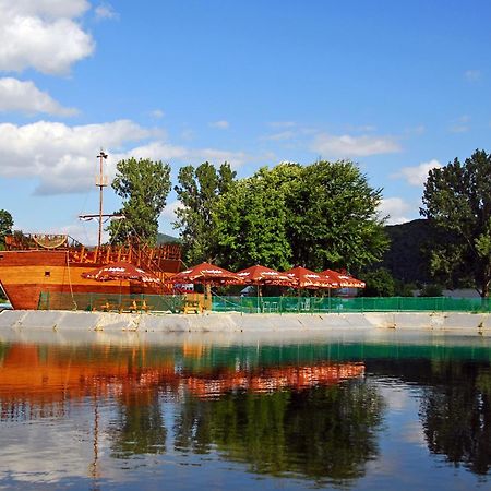 Hotel Dixon So Vstupom Do Bazena A Virivky Zdarma - Free Entrance To Pool And Jacuzzi Included Banská Bystrica Esterno foto