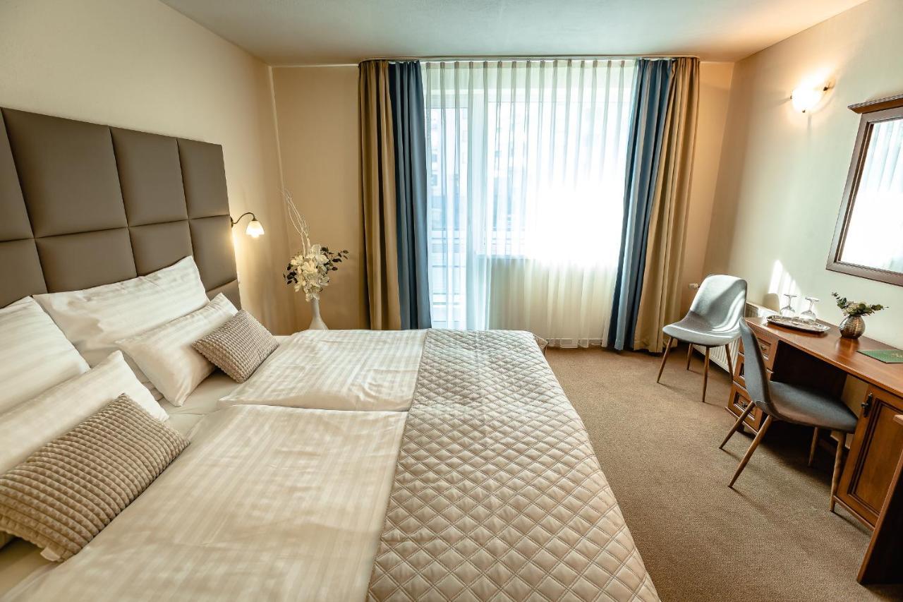 Hotel Dixon So Vstupom Do Bazena A Virivky Zdarma - Free Entrance To Pool And Jacuzzi Included Banská Bystrica Esterno foto
