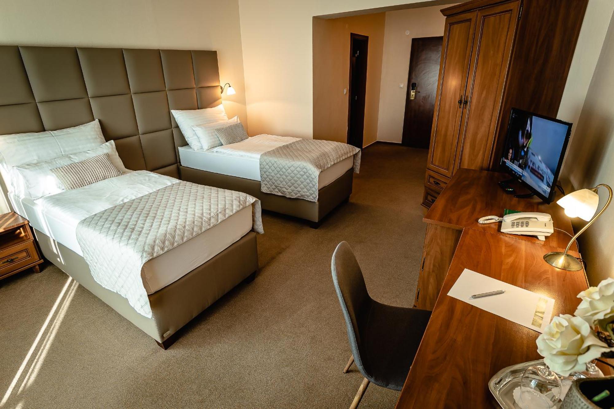 Hotel Dixon So Vstupom Do Bazena A Virivky Zdarma - Free Entrance To Pool And Jacuzzi Included Banská Bystrica Esterno foto