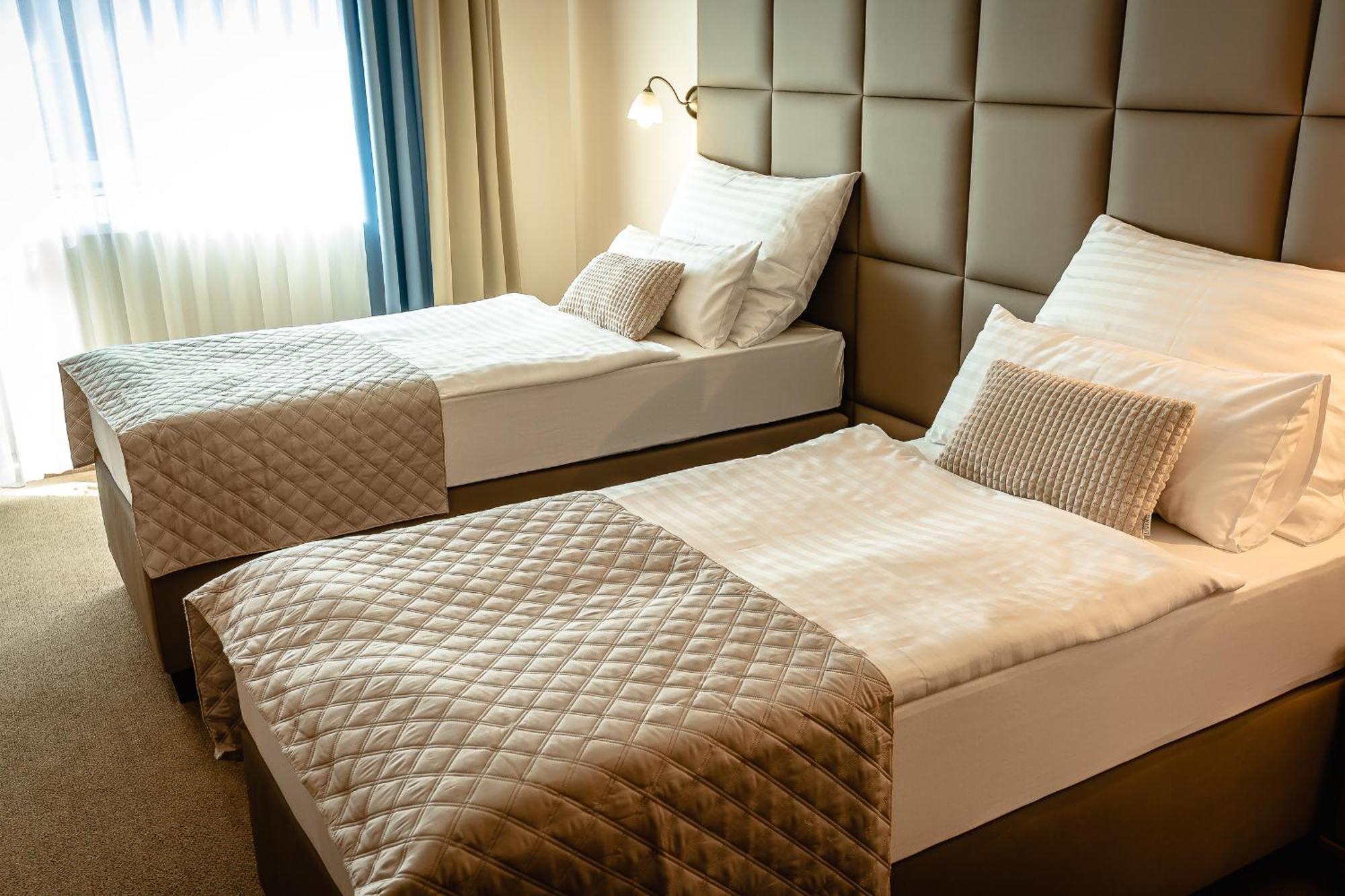Hotel Dixon So Vstupom Do Bazena A Virivky Zdarma - Free Entrance To Pool And Jacuzzi Included Banská Bystrica Esterno foto
