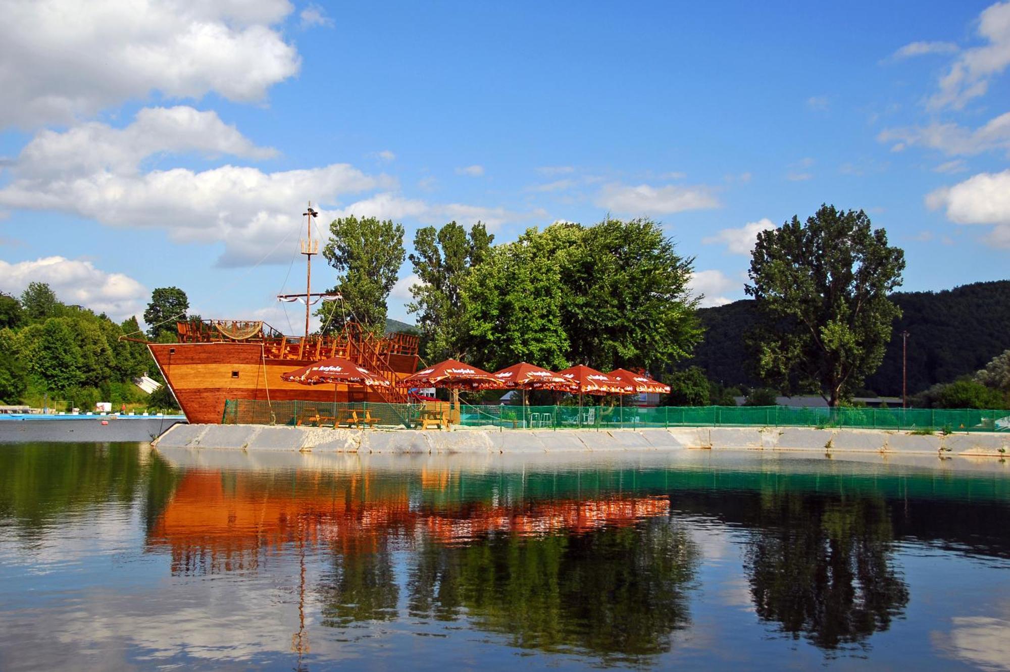 Hotel Dixon So Vstupom Do Bazena A Virivky Zdarma - Free Entrance To Pool And Jacuzzi Included Banská Bystrica Esterno foto