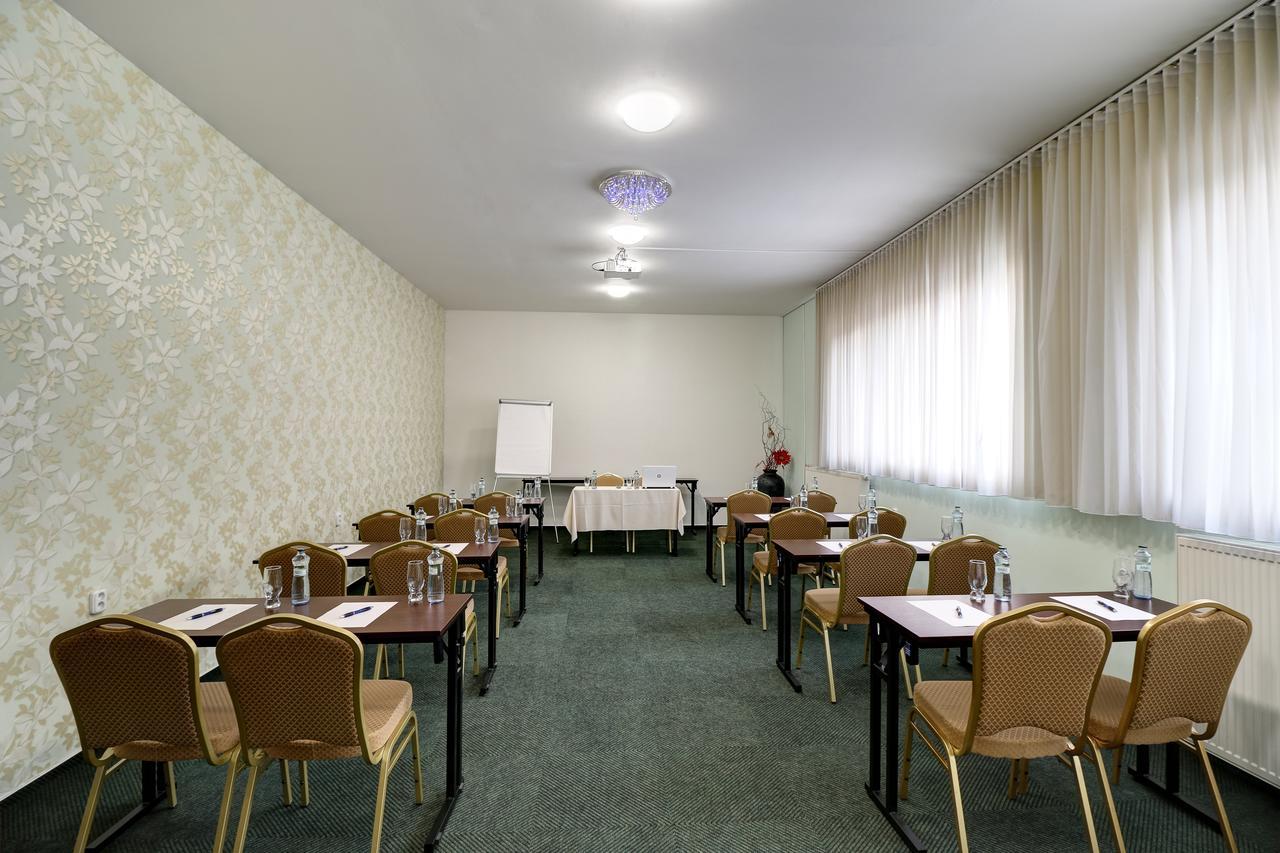 Hotel Dixon So Vstupom Do Bazena A Virivky Zdarma - Free Entrance To Pool And Jacuzzi Included Banská Bystrica Esterno foto