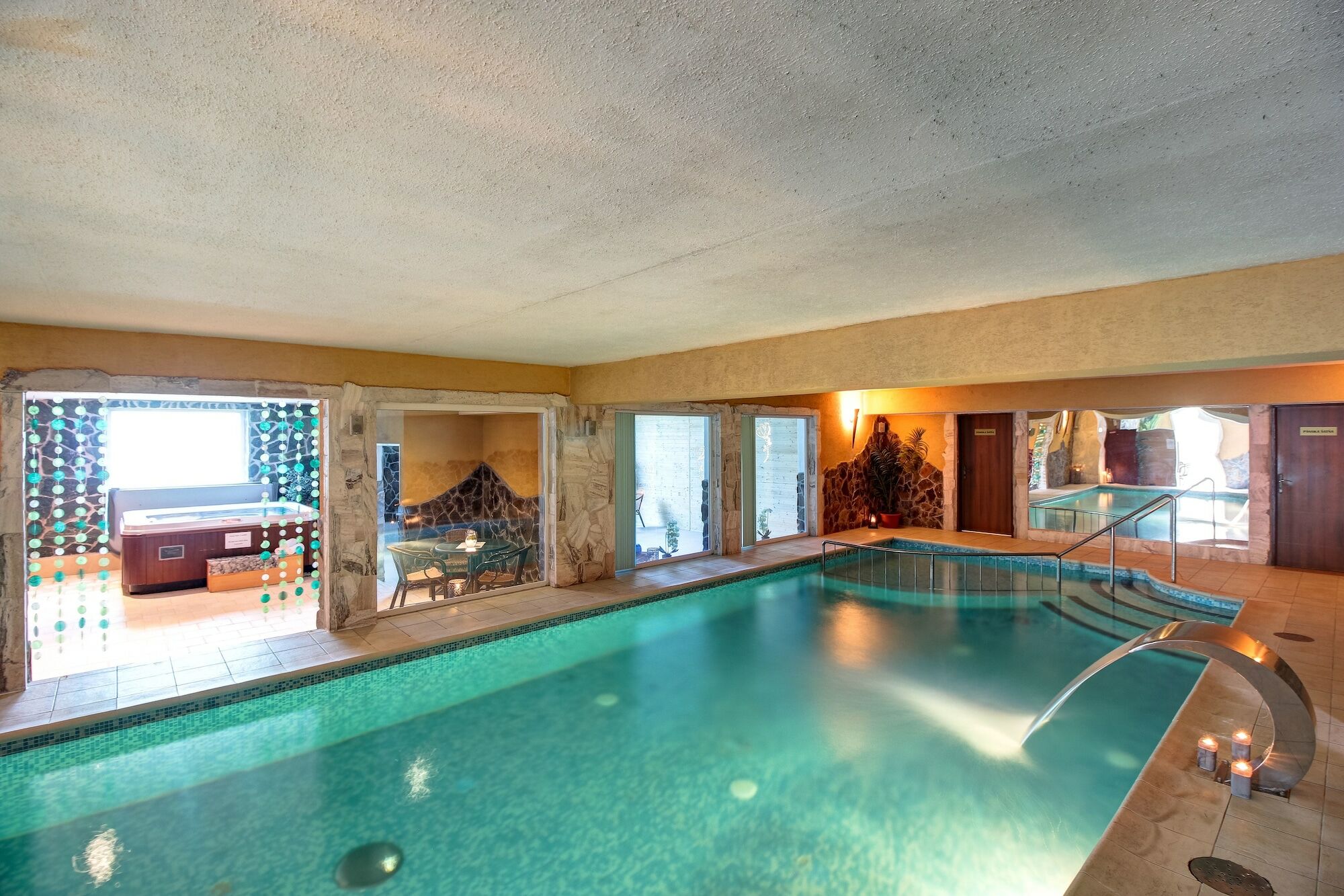 Hotel Dixon So Vstupom Do Bazena A Virivky Zdarma - Free Entrance To Pool And Jacuzzi Included Banská Bystrica Esterno foto