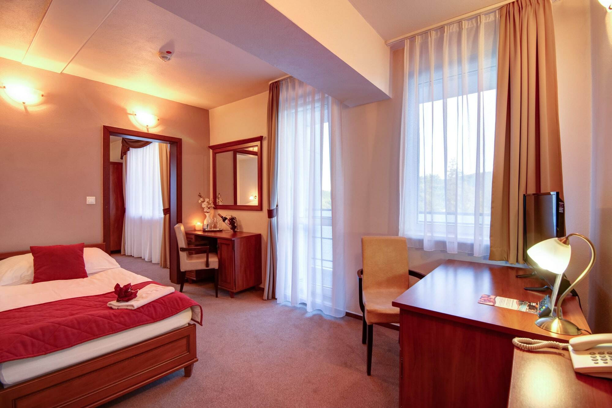Hotel Dixon So Vstupom Do Bazena A Virivky Zdarma - Free Entrance To Pool And Jacuzzi Included Banská Bystrica Esterno foto