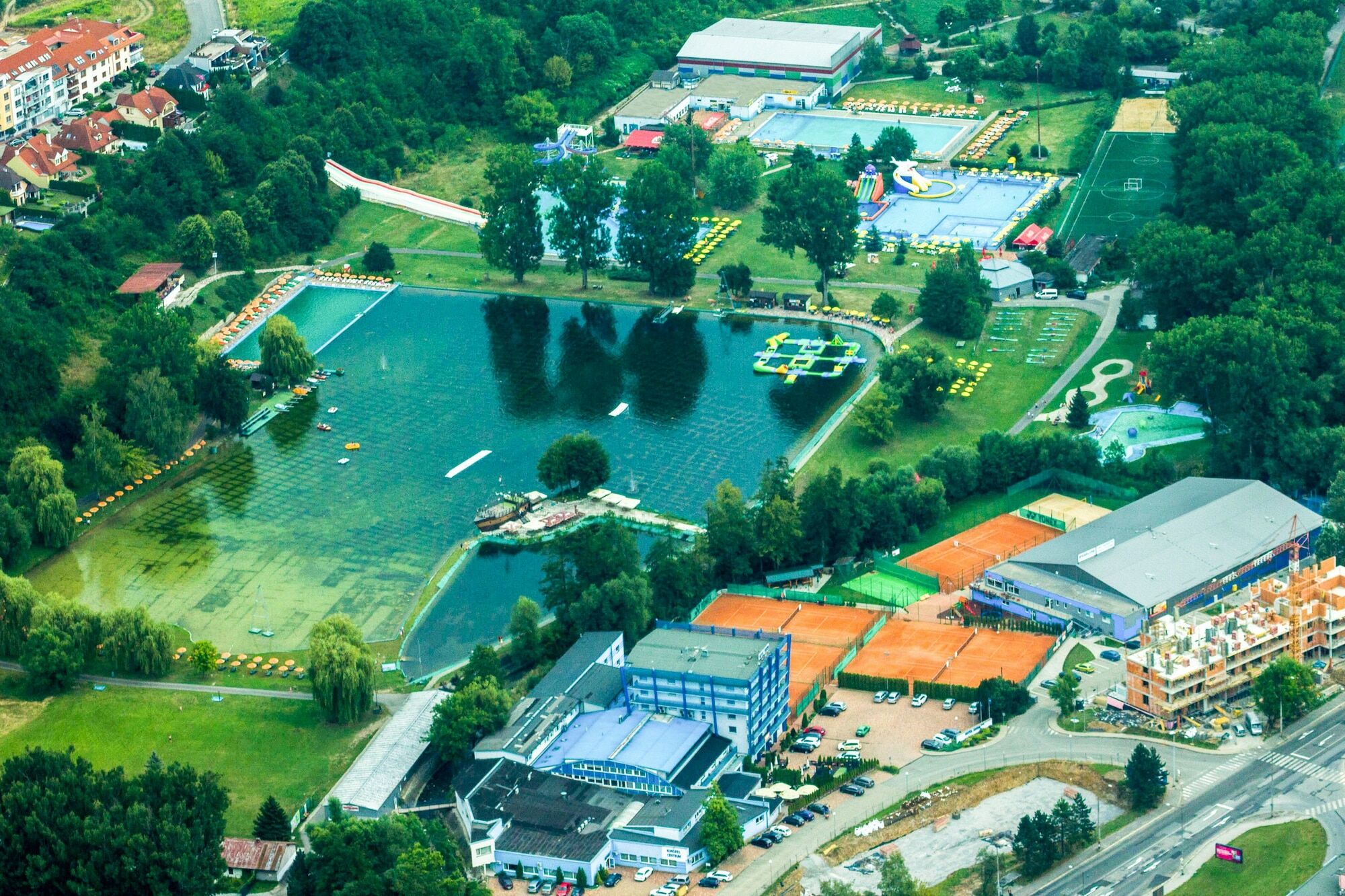 Hotel Dixon So Vstupom Do Bazena A Virivky Zdarma - Free Entrance To Pool And Jacuzzi Included Banská Bystrica Esterno foto