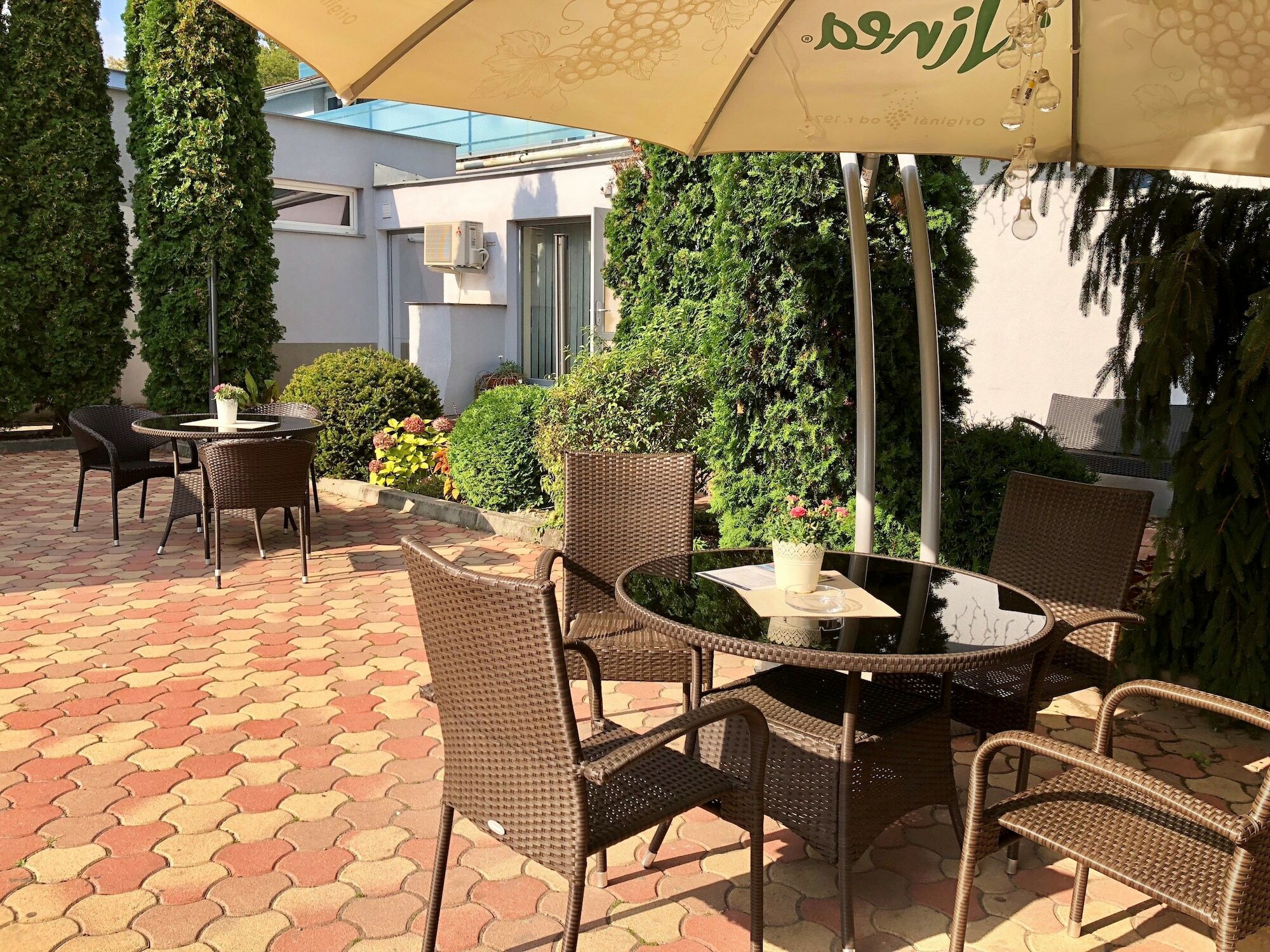 Hotel Dixon So Vstupom Do Bazena A Virivky Zdarma - Free Entrance To Pool And Jacuzzi Included Banská Bystrica Esterno foto